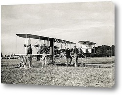    Орвил Райт проверяющий распорки самолета,1909г. 	