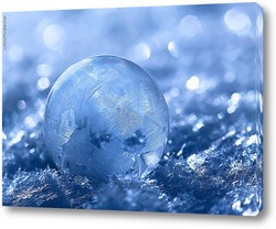   замёрзший мыльный пузырь на снегу в морозное утро