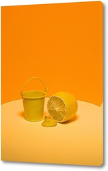    Натюрморт с жёлтым ведром и лимоном на оранжевом фоне