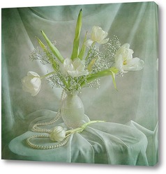    Белые тюльпаны с жемчугом