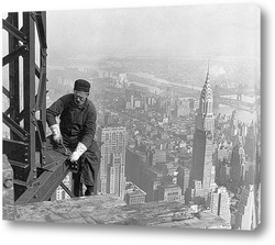    Рабочий помогает поднять Эмпайр Стейт Билдинг 25 этажей, 1931