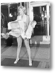    Мерлин Монро удерживающая платье.