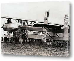  Орвил Райт проверяющий распорки самолета,1909г. 	
