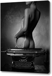    Мокрая девушка и печатная машинка