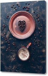    Чашка кофе и сердце из кофейных зерен