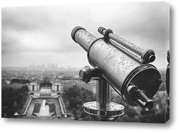    Подзорная труба на Эйфелевой башне во время дождя