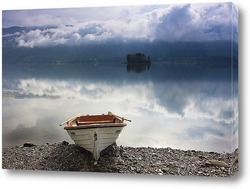    Лодка на берегу озера