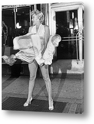    Мерлин Монро удерживающая платье.