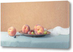    Тарелка с персиками