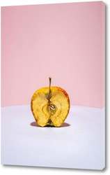    Яблоко в разрезе на цветном фоне