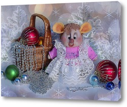  Новогодняя композиция с крыской Лариской и елочками игрушками на фоне заснеженного леса