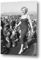    Мерелин Монро выступающая перед солдатами в Корее,1954г.