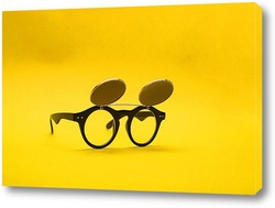    Солнцезащитные очки с двойным стеклом на желтом фоне