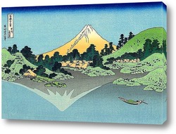    Отражение Фудзи на поверхность воды, вид горы Мисака в Косю