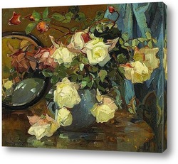    Розы в голубой вазе на столе с зеркалом
