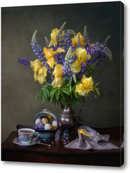    Натюрморт с букетом цветов на чайном столике