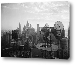    Большие антенны на фоне города, Нью-Йорк 1945 