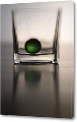    Зеленый шарик и стекло