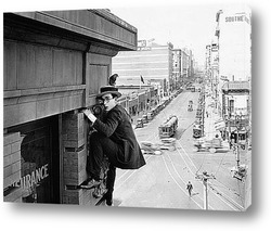   Гарольд Ллойд лезущий по стене здания 