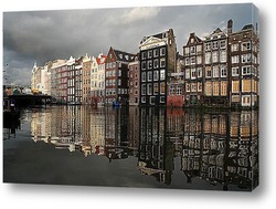    Отражающиеся дома в реке. Амстердам