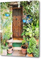    Дверь, окруженная цветами