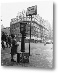    Французский мальчишка на остановке такси.
