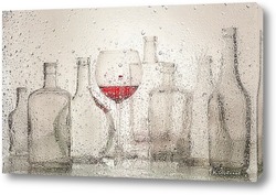    Бутылки с вином за мокрым стеклом.