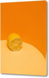    Лимон на оранжевом фоне