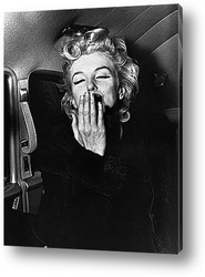    Мерлин Монро посылающая воздушный поцелуй,1956.