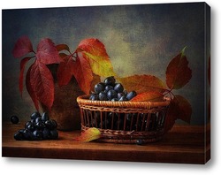    композиция с виноградом и осенними листьми