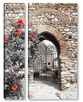 Модульная картина Красные цветы перед аркой в крепости Малаги