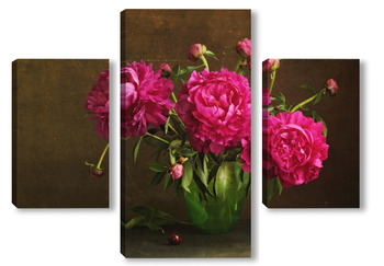  Красные пионы в зеленой вазе