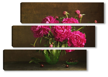  Красные пионы в зеленой вазе