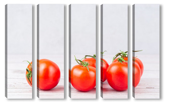 Модульная картина Fresh tomatoes on the old wooden table